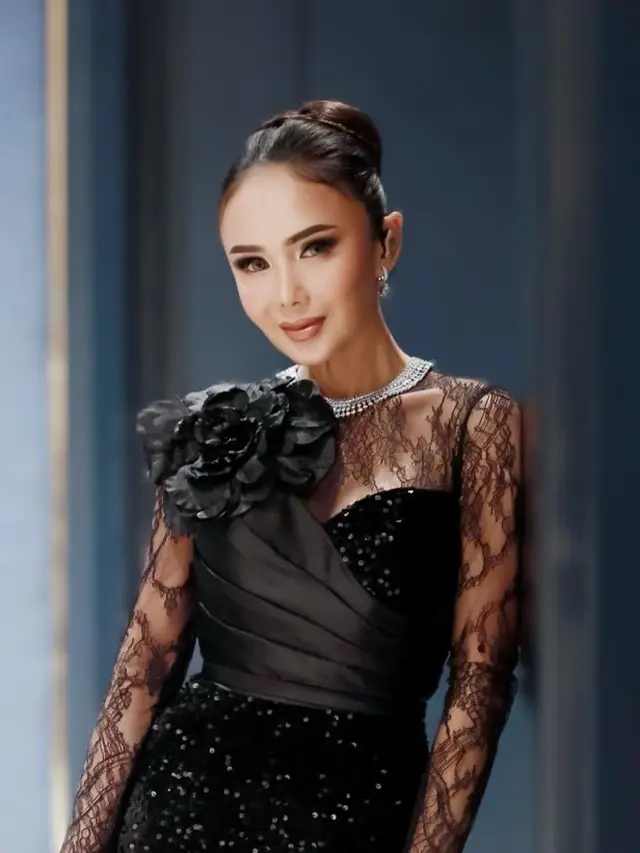 Potret Dress Hitam Yuni Shara