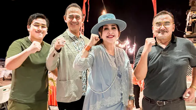 Paramitha Rusady dan kawan-kawan. (Foto: Dok. Koleksi Pribadi Ian Wibowo)
