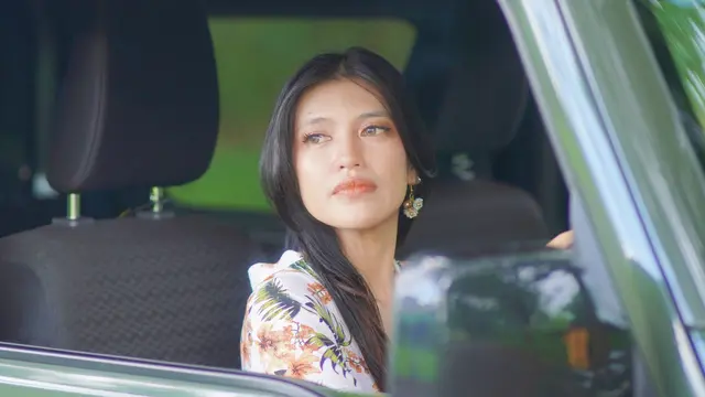 wanita november sedih ditinggal orang