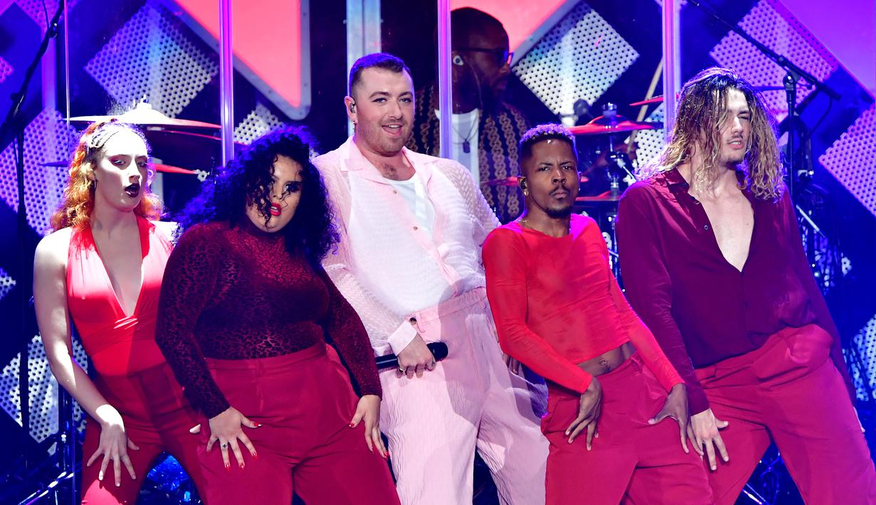 Penampilan Sam Smith (tengah) dalam konser Jingle Ball 2019 KIIS-FM di The Forum, Inglewood, California, Amerika Serikat, Jumat (6/12/2019). Jingle Ball 2019 dimeriahkan sejumlah penyanyi papan atas dunia. (Frederic J. BROWN/AFP)