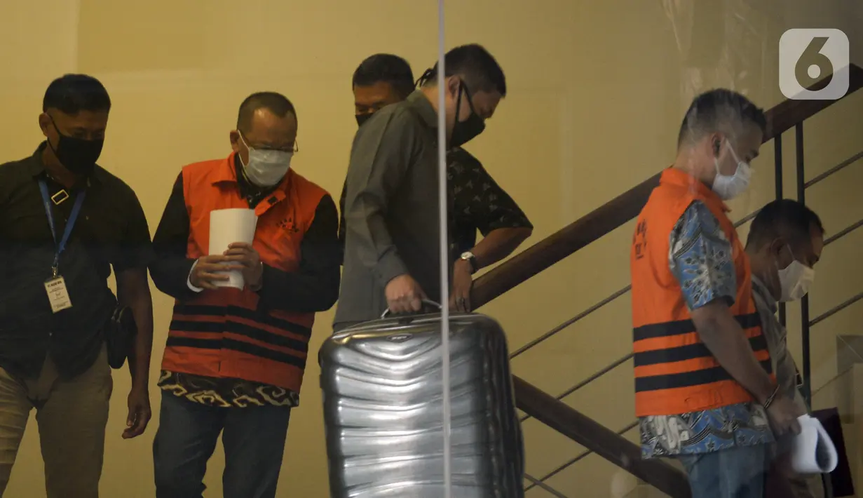 Mantan Sekretaris MA Nurhadi (kedua kiri) dan menantunya Rezky Hebriyono (kedua kanan) memakai rompi tahanan usai ditangkap KPK di Gedung KPK, Jakarta, Selasa (2/6/2020). Nurhadi beserta menantunya menjadi DPO sejak pertengahan Februari 2020. (merdeka.com/Dwi Narwoko)