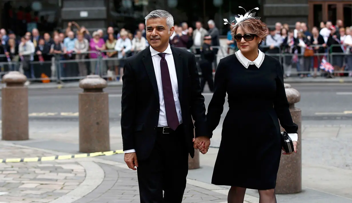 Wali Kota London Sadiq Khan dan istrinya Saadiya tiba untuk menghadiri perayaan ulang tahun ke-90 Ratu Elizabeth di Katedral St Paul di London, Inggris, (10/6/2016). (REUTERS / Peter Nicholls)