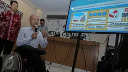 Juara Katagori Disablititas Ridwan Sumantri saat presentasi di Gedung KPU, Jakarta, Selasa (10/11/2015). Jelang Pilkada, KPU mengadakan pembuatan aplikasi "Pilkada Serentak Apps Challenge Code for Vote 4.0". (Liputan6.com/Faizal Fanani) 