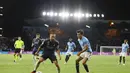 Bek Real Madrid, Dani Carvajal (kiri) mengontrol bola dari kawalan pemain Celta Vigo, Manu Sanchez selama pertandingan lanjutan La Liga Spanyol di stadion Balaidos di Vigo, Spanyol, Sabtu6, 2 Agustus 2023. (AP Photo/Lalo R. Villar)