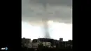 Awan corong digambarkan dari kota Kasukabe di atas kota di prefektur Saitama Koshigaya, utara Tokyo pada tanggal 2 September 2013. (AFP/Jiji Press/Ayame Tajima/wwn)