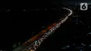 Pada Kamis (20/4) dini hari atau dua hari jelang Hari Raya Idul Fitri 1444 H, ribuan kendaraan antre memasuki kawasan Pelabuhan Merak, Banten. (Liputan6.com/Faizal Fanani)