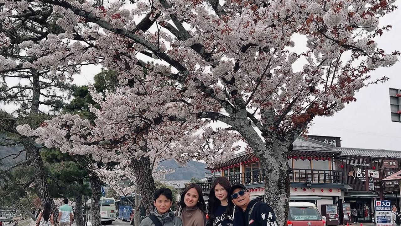 Potret Bahagia Wendy Cagur Liburan ke Jepang, Ajak Anak Istri ke Kyoto