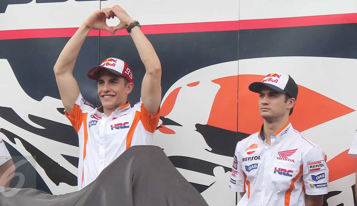 Marc Marquez (kiri) menunjukan simbol cinta ditangannya saat rilis motor terbaru di Sentul, Jabar, Minggu (14/2/2016). Motor terbaru dengan no 93 tersebut nantinya akan digunakan dalam ajang motor GP di 2016.(Liputan6.com/Angga Yuniar)