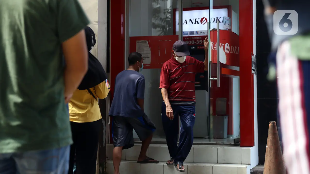 FOTO: Antrean Warga Cairkan Bantuan Sosial COVID-19