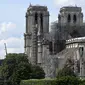 Pemandangan Katedral Notre Dame yang tengah menjalani restorasi setelah rusak parah akibat kebakaran hebat, Paris, Prancis, Minggu (14/7/2019). Sekitar 100 orang melakukan restorasi yang dilakukan oleh tim pemulihan katedral. (ALAIN JOCARD/AFP)