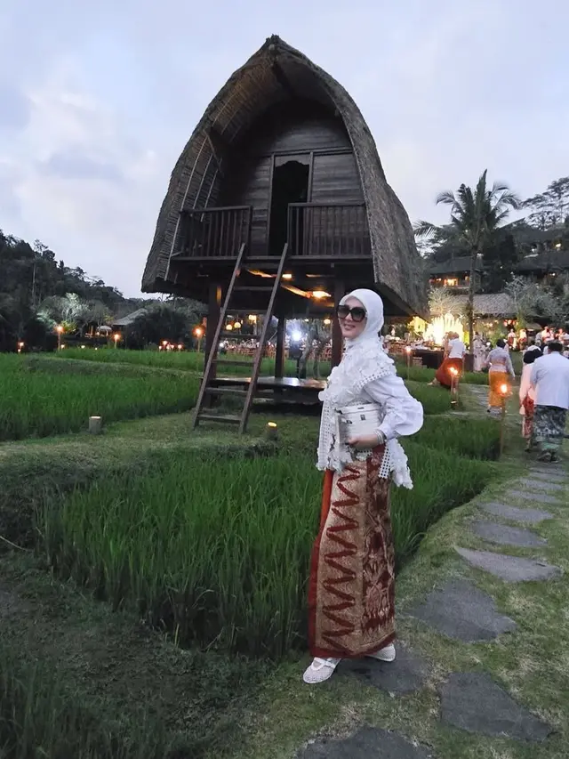 Syahrini saat liburan di Bali tampil kompak dengan kain songket. [@princessyahrini]