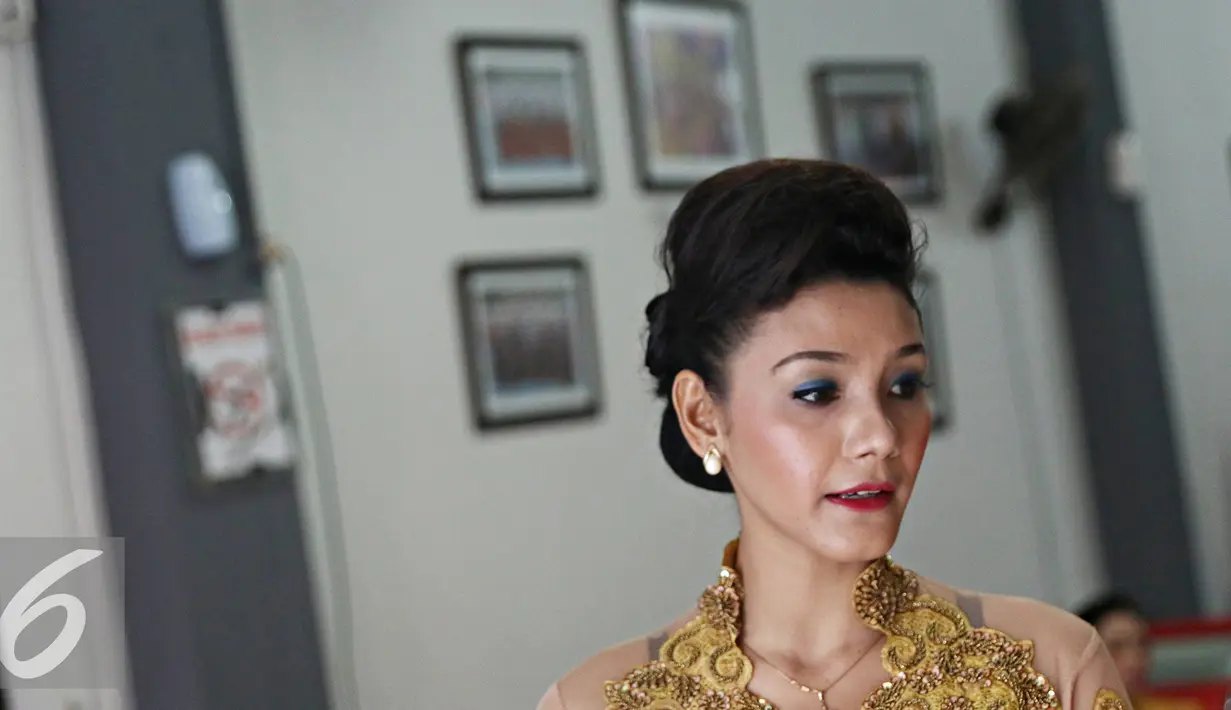 Narapidana wanita bersiap mengikuti lomba kebaya fashion show di Rutan Pondok Bambu, Jakarta Timur, Kamis (21/4). Lomba diadakan dalam rangka memperingati Hari Kartini untuk meningkatkan rasa nasionalisme para narapidana. (Liputan6.com/Immanuel Antonius)