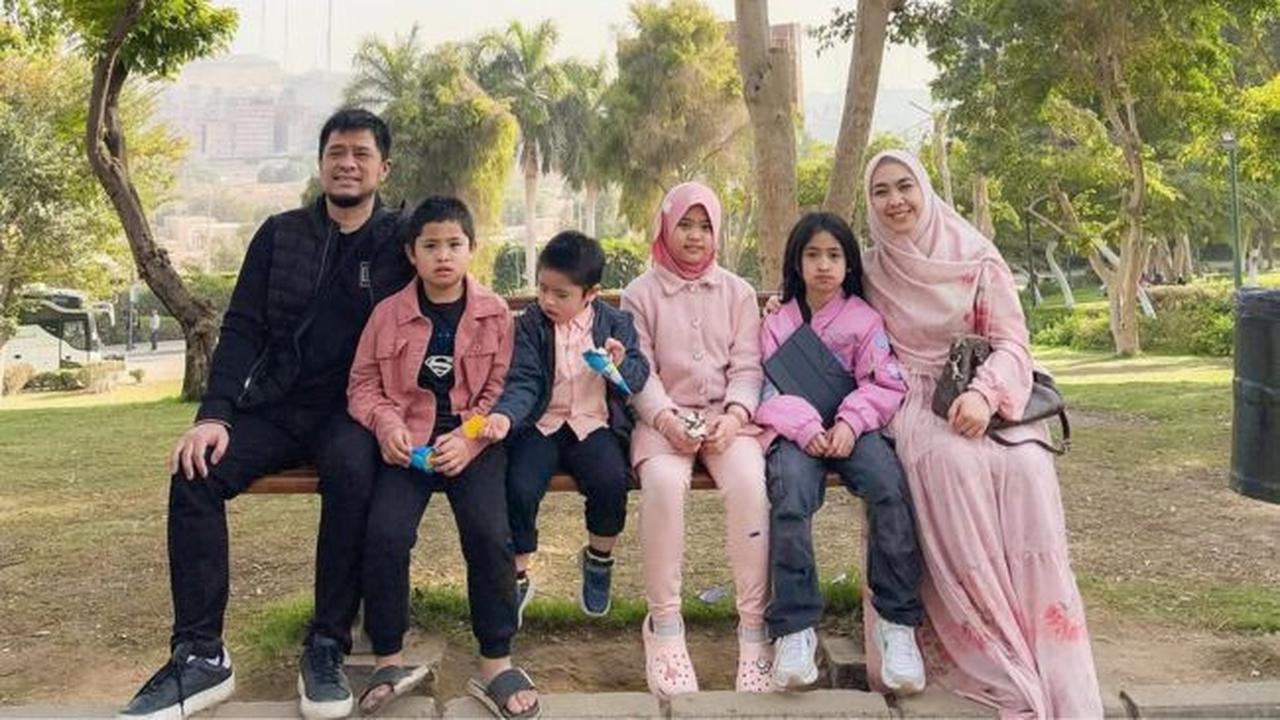 Kompak Berbusana Warna Pink, 5 Potret Oki Setiana Dewi Ajak Anak-Anak Main di Taman Kota Kairo  (credit: instagram/okisetianadewi).