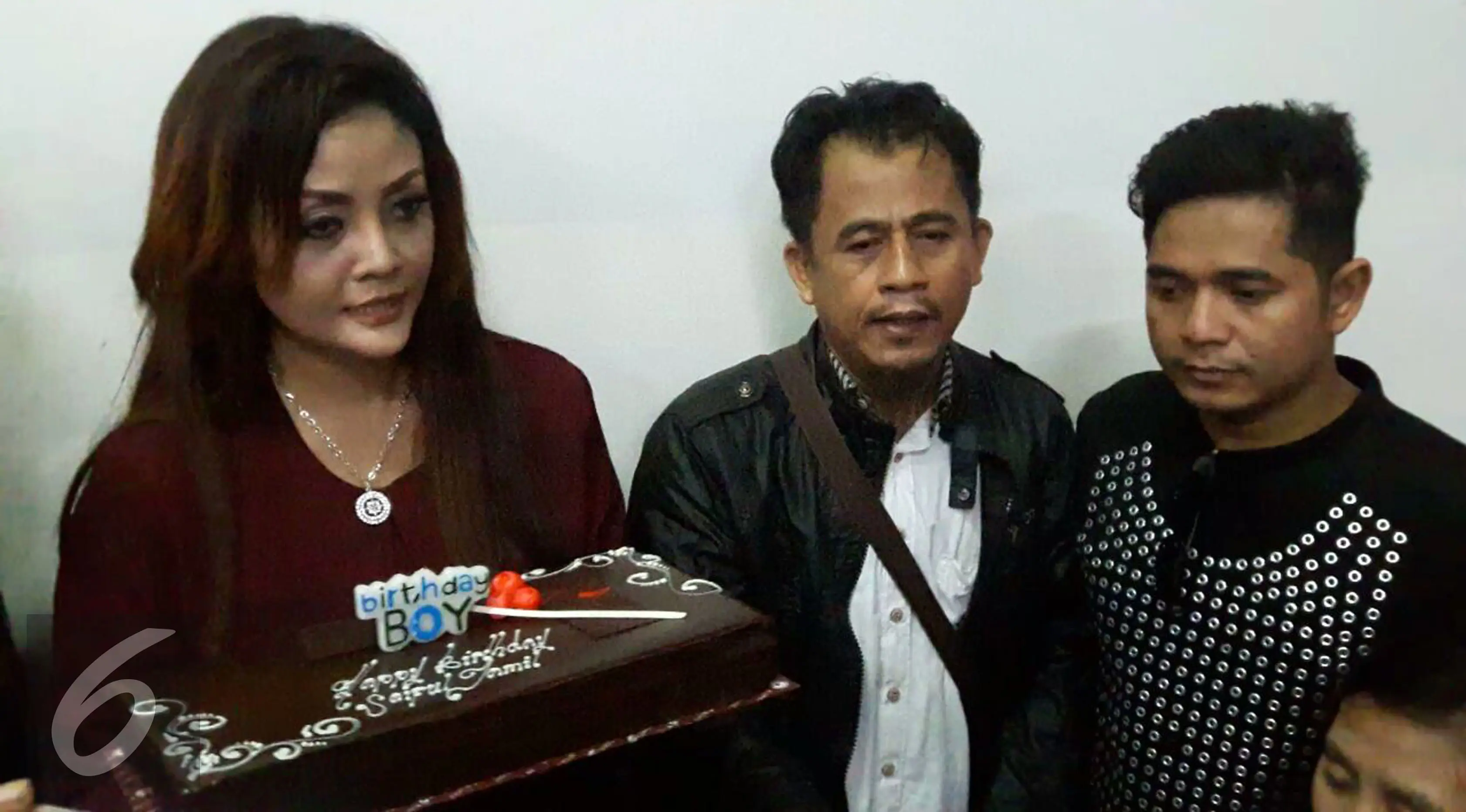 Citra Yunita membawakan kue ulang tahun untuk mantan kekasihnya, Saipul Jamil. (Sapto Purnomo/Liputan6.com)