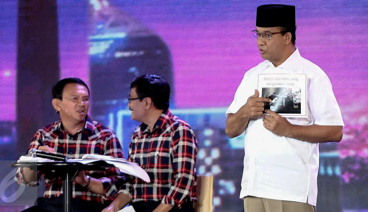 Anies Baswedan memperlihatkan gambar saat debat final cagub DKI di Hotel Bidakara, Jakarta, Jumat (10/2). Anies menanggapi gagasan Agus dan Ahok mengenai pelayanan terhadap kaum difabel. (Liputan6.com/Faizal Fanani)