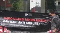 Spanduk aspirasi dari BEM KM Universitas Gadjah Mada (UGM) untuk KPK terpampang di Gedung KPK, Jakarta, Senin (10/12). Aksi simpatik ini untuk memperingati Hari Anti Korupsi Sedunia. (Merdeka.com/Dwi Narwoko)