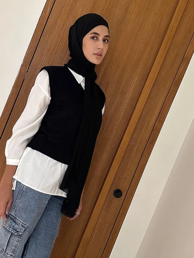 6 Gaya Fashion Paula Verhoeven saat kenakan Hijab Pashmina, Selalu Pancarkan Aura Model