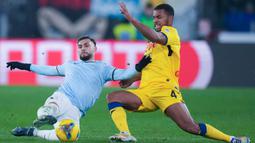 Kedua tim bermain sama kuat 1-1. Lazio membuka keunggulan melalui gol Fisayo Dele-Bashiru. Lalu Atalanta berhasil menyamakan kedudukan melalui gol yang dicetak oleh Marco Brescianini di menit-menit akhir. (AP Photo/Alessandra Tarantino)