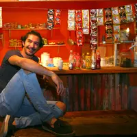 Beberapa tokoh pernah dilakoni oleh Reza Rahadian. Aktor kelahiran Bogor itu juga sukses memerankan mantan Presiden BJ Habibie. Sebelumnya, ia juga memerankan pahlawan Tjokroaminoto. (Nurwahyunan/Bintang.com)