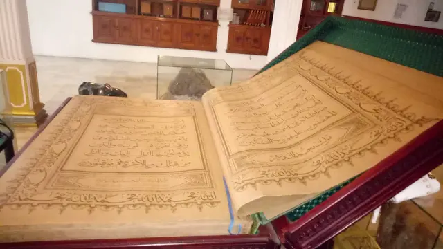 Alquran berukuran 2x1 di Masjid Perahu.