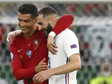 Pemain Portugal Cristiano Ronaldo (kiri) dan pemain Prancis Karim Benzema (kanan) meninggalkan lapangan bersama saat turun minum pada pertandingan Grup F Euro 2020 di Puskas Arena, Budapest, Hungaria, Rabu (23/6/2021). Laga berakhir imbang 2-2. (Franck Fife, Pool photo via AP)