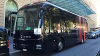 Bus AC Milan tak beranjak keluar hotel sejak Rabu siang. (Bola.com/Reza Khomaini)