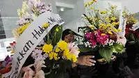 Karangan bunga yang dikirim elemen masyarakat di Gedung Komisi Yudisial, Jakarta. Bunga itu dikirimkan sebagai bentuk dukungan kepada KY ditengah maraknya kasus yang melibatkan penegak hukum. (Antara)