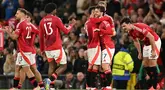 Gelandang Manchester United asal Inggris, Mason Mount (kedua kanan) melakukan selebrasi dengan rekan setimnya setelah mencetak gol keempat bagi The Red Devils saat pertandingan sepak bola leg kedua semifinal Liga Europa 2024/2025 melawan Athletic Club Bilbao di stadion Old Trafford, Manchester, barat laut Inggris, pada 8 Mei 2025 waktu setempat atau Jumat 9 April 2025 dini hari WIB. (Oli SCARFF/AFP)