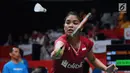Tunggal putri Indonesia, Gregoria Mariska Tunjung mengembalikan kok ke arah Goh Jin Wei (Malaysia) pada babak pertama Indonesia Masters 2018 di Istora Senayan, Jakarta, Rabu (24/1). Gregoria kalah 14-21, 21-19, 12-21. (Liputan6.com/Helmi Fithriansyah)