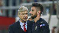 Pelatih Arsenal, Arsene Wenger, memberikan instruksi kepada Olivuer Giroud pada laga pamungkas Grup F Liga Champions, Kamis (10/12/2015) dini hari WIB. (Reuters/Juan Medina)