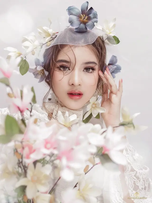 6 Gaya Pemotretan Tiara Idol, Serba Putih Cantik Bak Putri Kerajaan