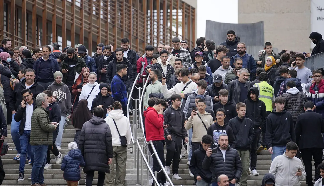 Umat Muslim pergi setelah shalat Jumat di Masjid Pusat Cologne di Cologne, Jerman, Jumat (14/10/2022). Panggilan Azan untuk pertama kali dikumandangkan dari salah satu masjid terbesar Jerman di Cologne pada Jumat - tetapi dengan volume terbatas. Ini adalah bagian dari proyek yang disepakati dengan pihak berwenang di kota yang memiliki salah satu komunitas Muslim terbesar di negara itu. (AP Photo/Martin Meissner)