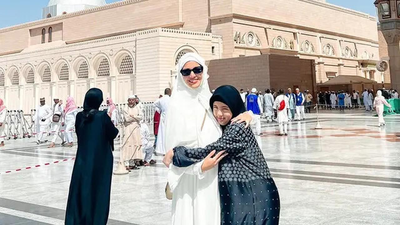 8 Model Gamis Kekinian ala Nia Ramadhani, Elegan untuk Wanita Kaki Jenjang