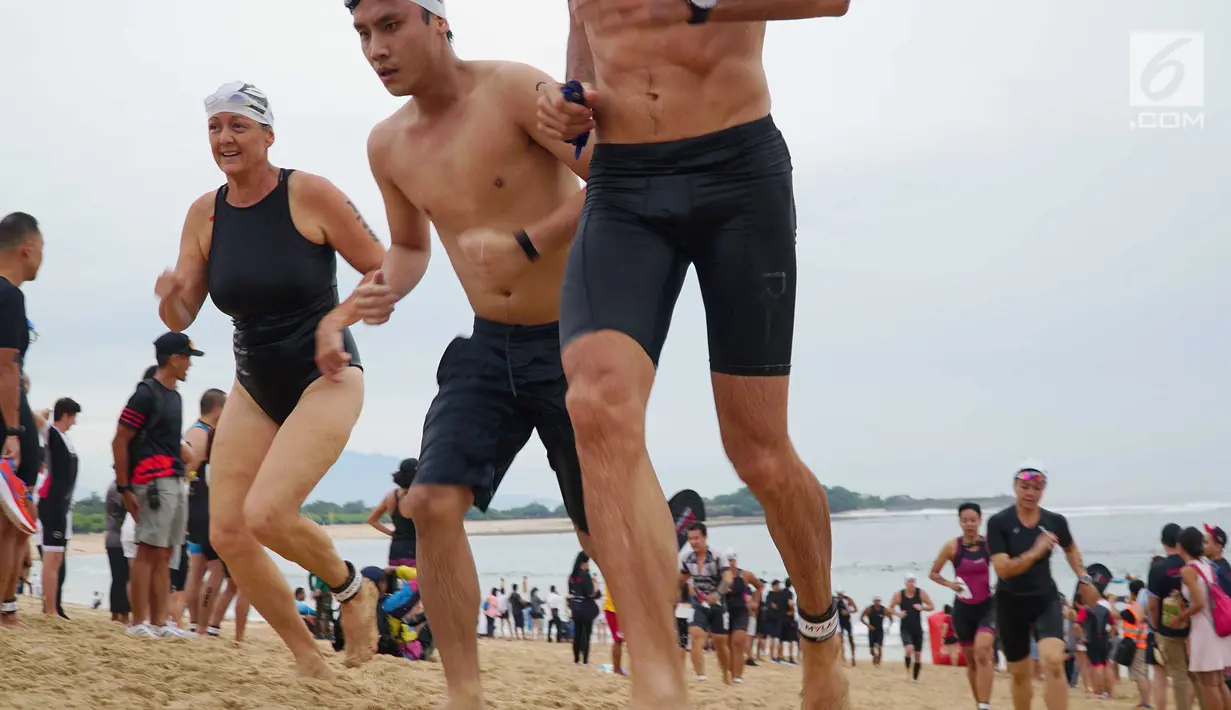 Peserta mengikuti BCA Super League Triathlon 2019 di Nusa Dua, Bali (23/3). BCA Super League Triathlon 2019 diikuti sekitar 50 atlet internasional dalam kategori pro-athelete yang akan bertanding mengumpulkan point yang akan dibawa dalam Super League Championship nantinya. (Liputan6.com/HO/Eko)