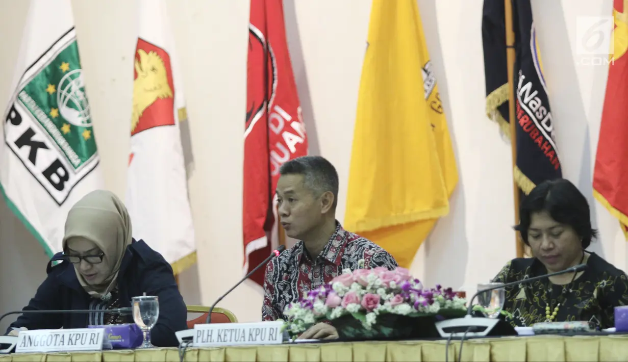 PLH Ketua KPU Wahyu Setiawan mensosialisasikan fasilitas alat peraga dan jadwal kampanye 2019 bagi peserta pemilu tingkat pusat di Gedung KPU, Jakarta, Kamis (30/8). Sosialisasi ini dihadiri oleh LO partai politik. (Liputan6.com/Herman Zakharia)