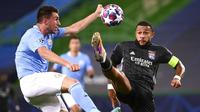 Pemain Lyon, Memphis Depay, berebut bola dengan pemain Manchester City, Aymeric Laporte, pada perempat final Liga Champions di Stadion Jose Alvalade, Sabtu (15/8/2020). Lyon menang 3-1 atas Manchester City. (Franck Fife/Pool/via AP)
