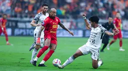 Pemain Persija Jakarta, Gustavo Almeida, berusaha melewati pemain Bali United pada laga BRI Liga 1 di Stadion Jakarta International Stadium (JIS), Jakarta, Sabtu (10/5/2025) malam WIB. (Bola.com/Abdul Aziz)