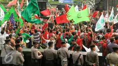 Aliansi Masyarakat Jakarta Utara terlibat bentrok dengan aparat Kepolisian di depan kantor KPK, Jakarta, Jumat (20/5). Aksi menuntut KPK untuk segera mengusut keterlibatan Ahok di Sumber Waras ini berakhir ricuh. (Liputan6.com/Yoppy Renato)