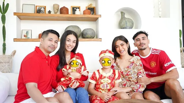 9 Potret Kompak Keluarga Artis Rayakan Imlek 2022, Penuh Kebahagiaan