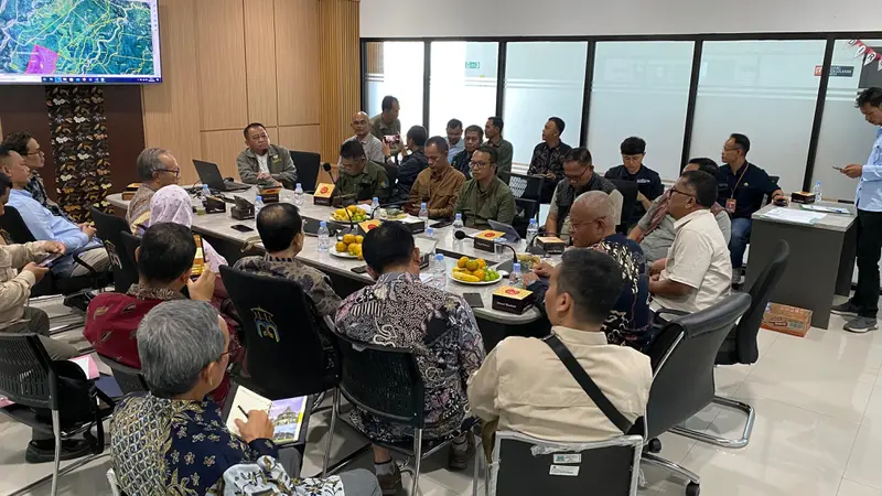 Rapat pejabat Pemda Garut, perwakilan dari PT. Condong, serta Presidium Pemekaran Garut Selatan dan Forum Pengkajian Pengembangan Garut Selatan (FPPGS) dalam pengajuan penentuan ibu kota Garut Selatan. (Liputan6.com/Jayadi Supriadin)