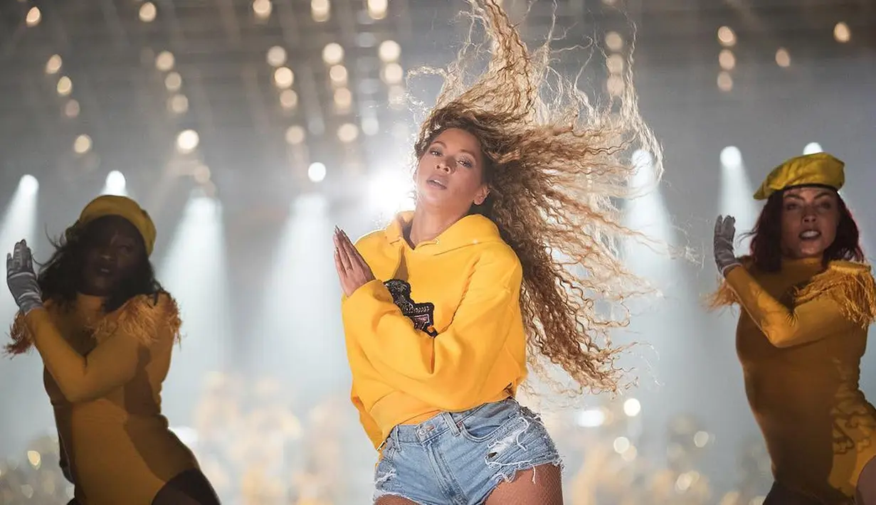 Beyonce pun tampil apik dan seksi saat manggug di Cochella. (instagram/beyonce)