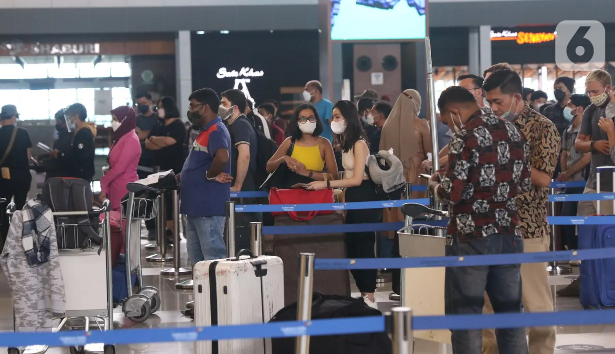 Calon penumpang berada di Terminal 3 Bandara Internasional Soekarno Hatta, Banten, Selasa (1/3/2022). Mulai hari ini pemerintah memberlakukan aturan karantina selama tiga hari bagi Pelaku Perjalanan Luar Negeri (PPLN) yang sudah memperoleh vaksinasi lengkap dan booster. (Liputan6.com/Angga Yuniar)