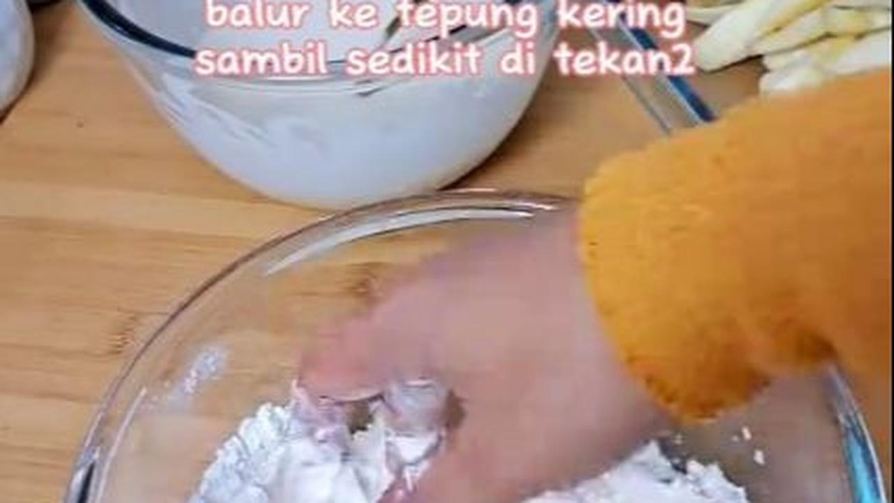 Celupkan Pisang ke Adonan