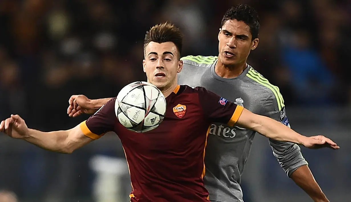 Penyerang Roma, Stephan El Shaarawy, menahan bola saat dijaga bek Real Madrid, Raphael Varane. Meskipun berstatus sebagai tamu namun Real Madrid lebih menguasai jalannya pertandingan. (AFP/Filippo Monteforte) 