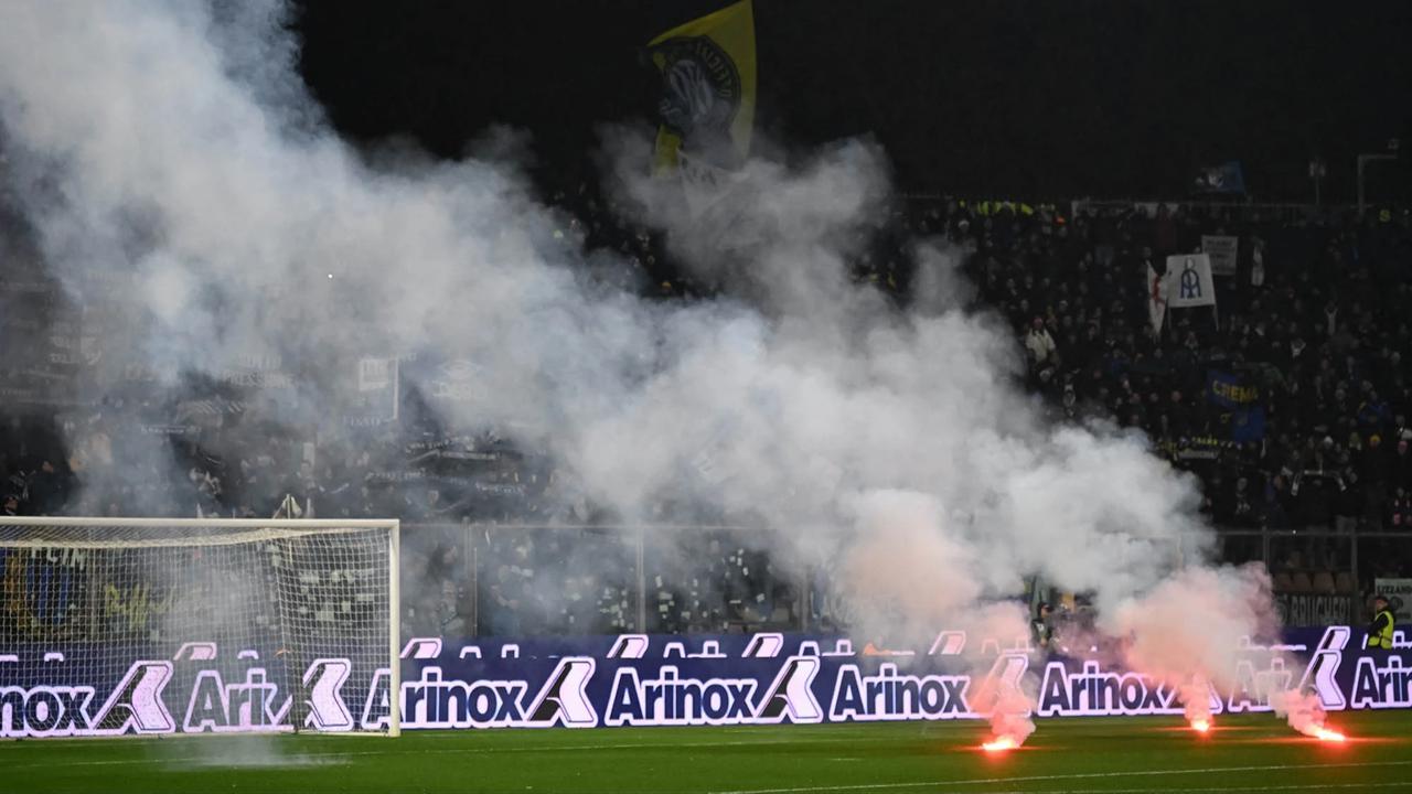 FOTO: Kiper Timnas Indonesia Emil Audero Jadi Korban Insiden Flare di Laga Cremonese Kontra Inter Milan