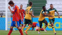 Pemain Australia, Kerem Bulut (kanan) melakukan selebrasi bersama rekannya setelah mencetak gol ke gawang Spanyol dalam laga Piala Dunia U-20 2011 di Palo Grande Stadium, Manizales, Kolombia (6/8/2011). Prestasi terbaik Australia pada ajang Piala Dunia U-20 adalah dua kali merebut peringkat keempat yaitu pada dua penyelenggaraan berturut-turut, edisi 1991 di Portugal dan 1993 di Australia. (AFP/Raul Arboleda)