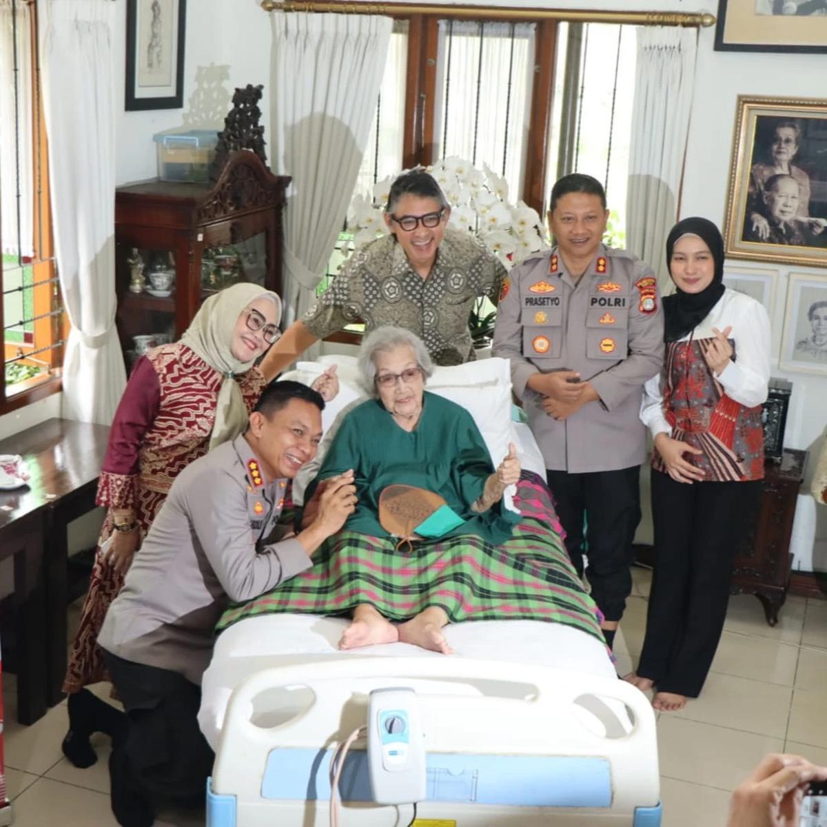 Foto Jajaran Polres Depok saat bersilaturahmi ke rumah Istri Hoegeng, Meriyato Reslani. Meriyati Roeslani Hoegeng meninggal dunia di usianya ke-100. (Dicky Prihanto/Liputan6.com)