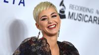 Penyanyi Katy Perry tersenyum saat berpose menghadiri pesta Gala Musicares Person of The Year 2019 di Los Angeles (8/2). Katy Perry tampil menawan mengenakan gaun hitam bermotif kembang dengan belahan hingga paha terbuka. (AP Photo/Jordan Strauss)