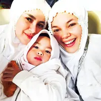 Olla Ramlan dan Dewi Sandra umrah bersama. (Instagram/dewisandra)