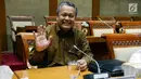 Deputi Gubernur BI, Perry Warjiyo tersenyum saat menjalani uji kepatutan dan kelayakan (fit and proper test) mengenai visi dan misi jabatan Gubernur BI dengan Komisi XI DPR RI, di kompleks Parlemen, Jakarta, Rabu (28/3). (Liputan6.com/Johan Tallo)